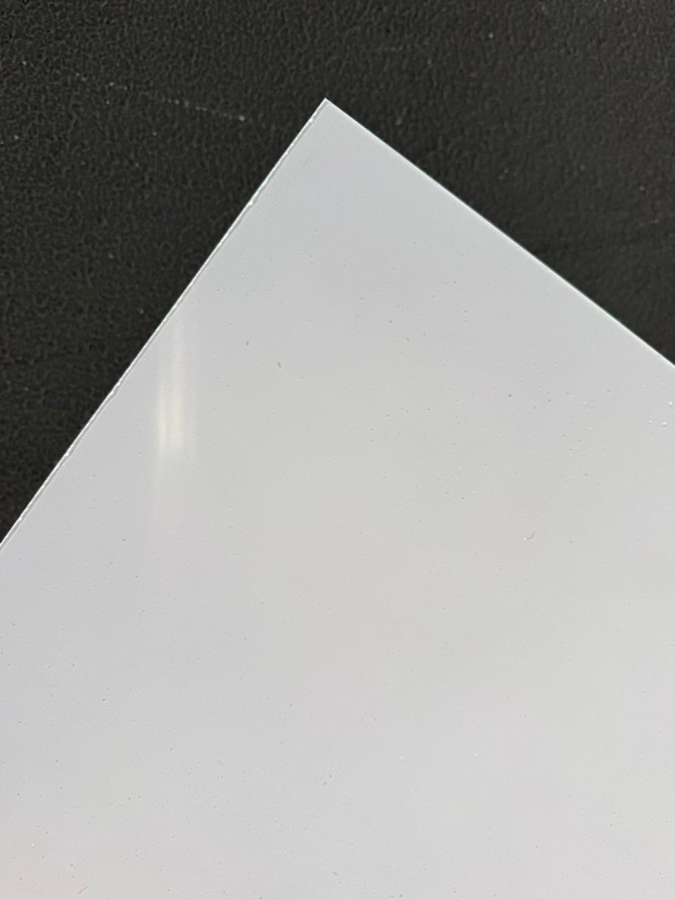 Imagem ilustrativa: Placa Acrílico A4 | 22x33cm | Acrílico Branco - 3mm | Corte + Gravação a Laser